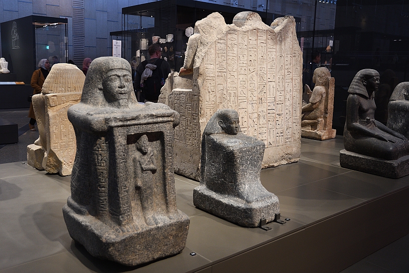 45 MAK_7110.jpg - In primo piano Anhurmose (1279-1213 a.C. circa): sommo sacerdote di Onuris a Thinis, scriba al servizio sia di Ramses II che di Merenptah. Era responsabile del tempio e dei suoi rituali e probabilmente esercitava una notevole influenza politica.